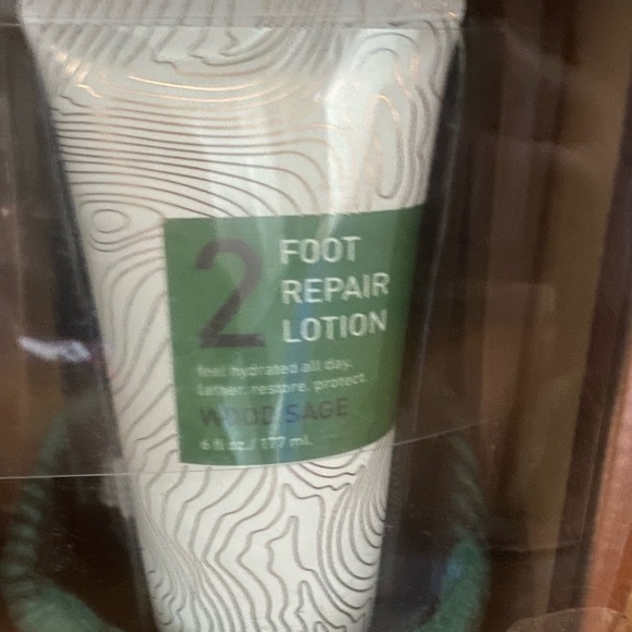 Men’s Unwind Foot Care & Slipper Set - Picture 3 of 8